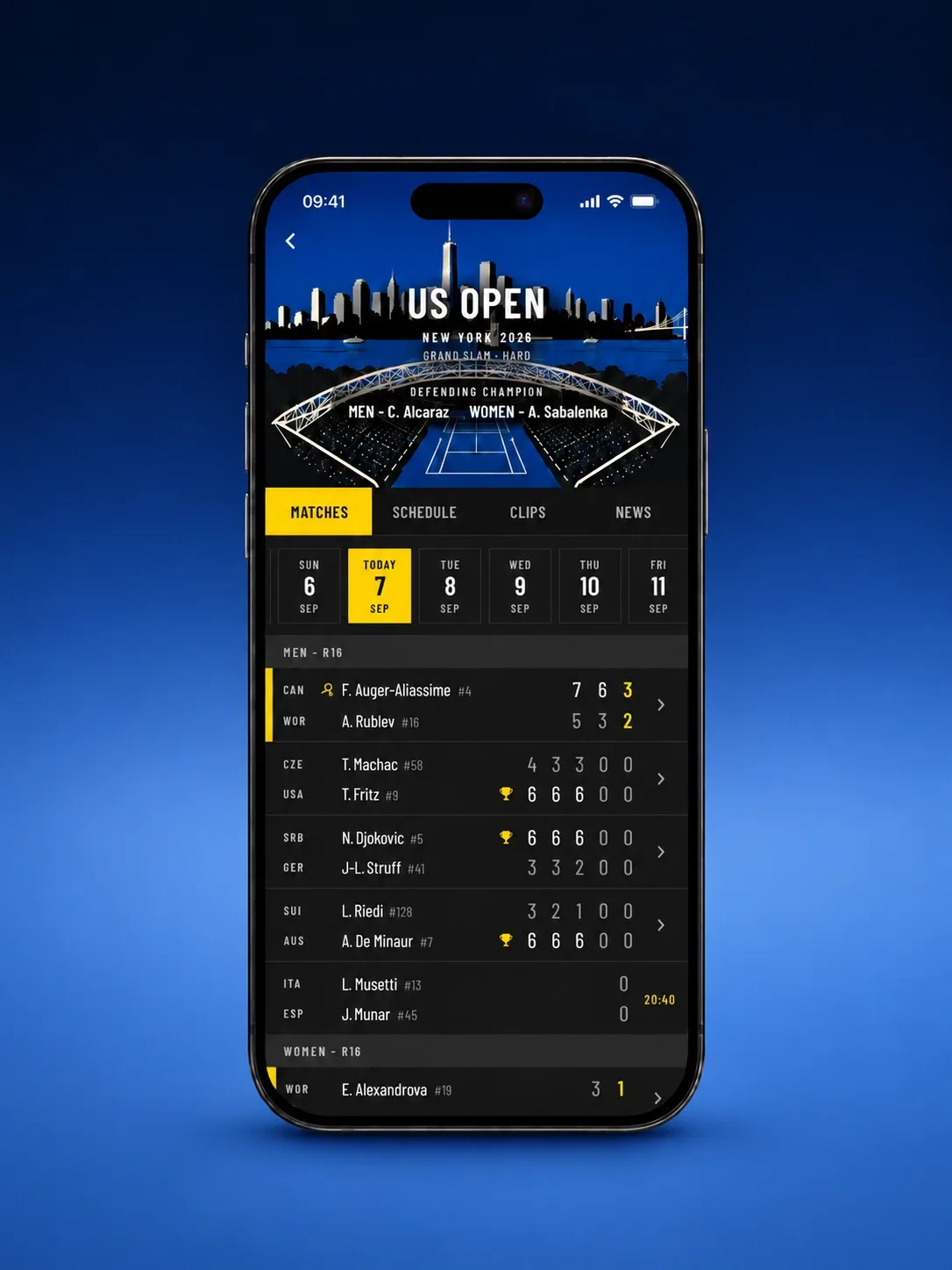 En telefon med appen Live Score Tennis mot blå bakgrund